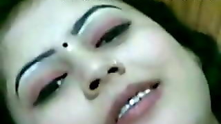 Such a beautiful Indian aunty fucks in the nude